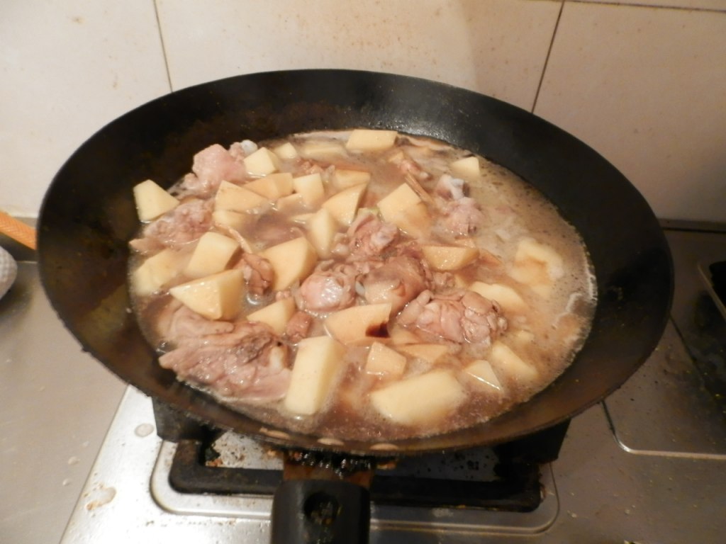 土豆块炖大鸡腿的做法，荤食主义者的福音来啦！