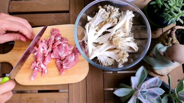 舞茸菌肉片生滚汤