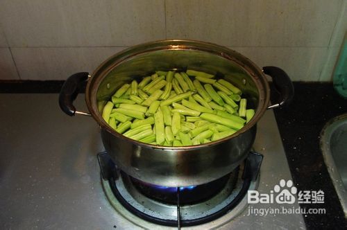 简易美食:腊肠香炒四季豆的做法
