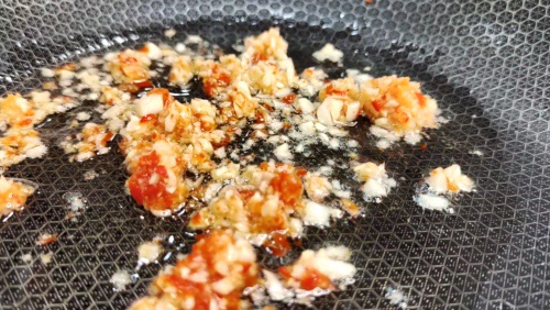 酸辣金汤滑肉米线