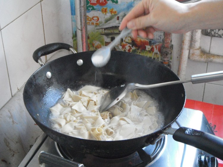 白菜炒豆皮的做法，妈妈们快收！