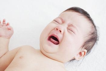 宝宝晚上哭闹要注意什么？