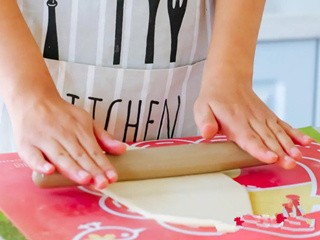 鱼丸卷边披萨怎么做？