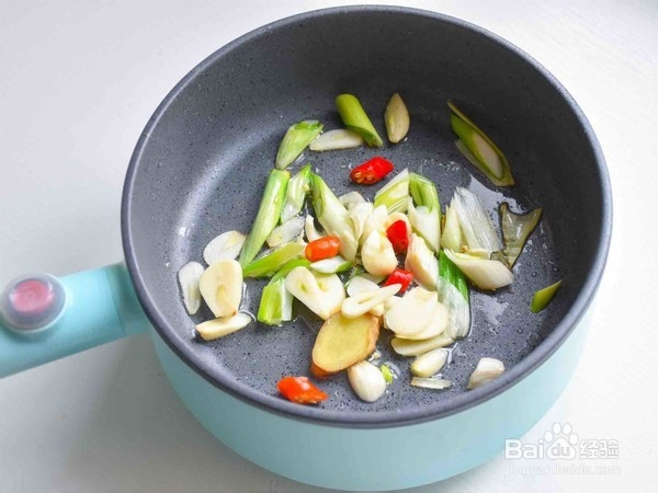 海带炖鱼的做法