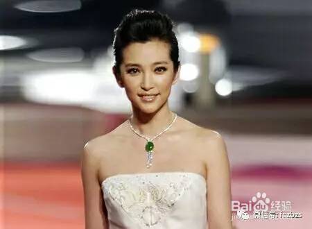 女乒冠军王楠盛装出席活动,翡翠成为红毯必备神器