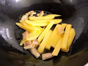 土豆腊肉的美味做法