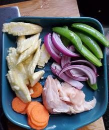 怎么炒出一道美味的杂蔬鸡肉炒贝壳面 