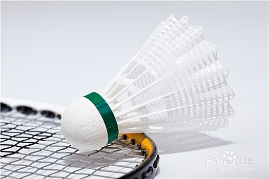 打羽毛球技巧:发假球