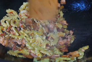 怎么做好吃的肉片炒苦瓜
