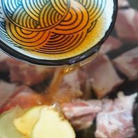 在家制美味的莲藕排骨汤