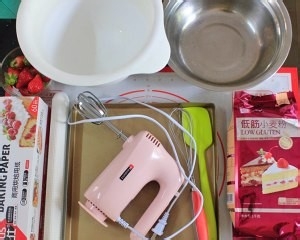 抹茶草莓鲜奶蛋糕卷