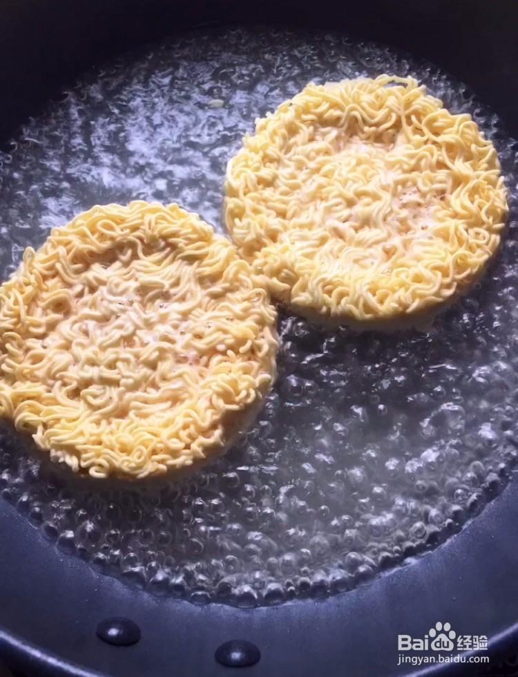鸡蛋泡面饼的做法