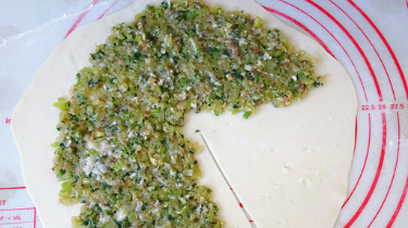 猪肉芹菜千层馅饼的制作方法