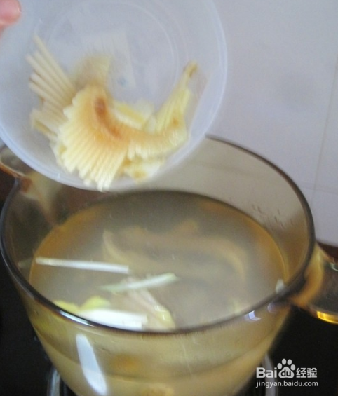 鸡肉煲鱼翅骨汤