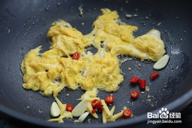 鸡蛋木耳这么做，素菜比肉菜还好吃