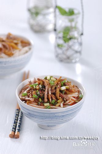 虽简单，但经典的快手面。【麻辣肉丝面】