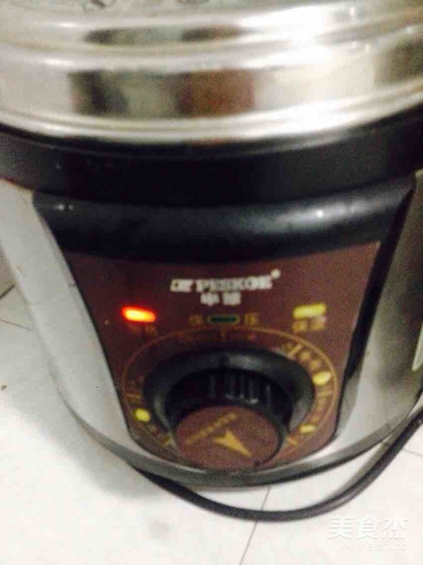 香蕉莲子百合桂圆枸杞银耳汤