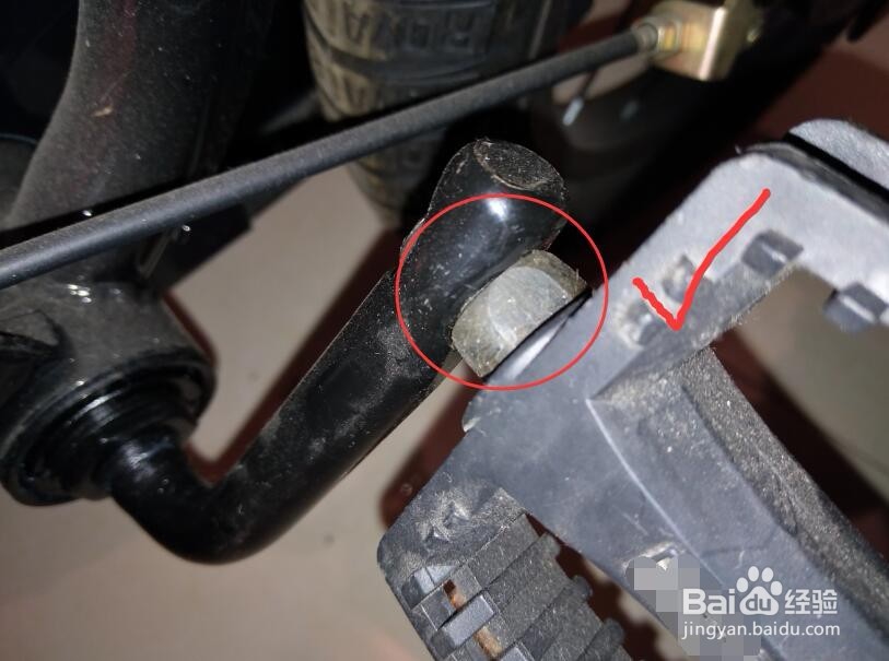 如何安装儿童自行车脚踏板？