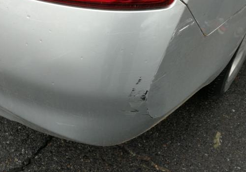 我开车不小心蹭了别人的车，自己不知道走掉了，对方报案了怎么办