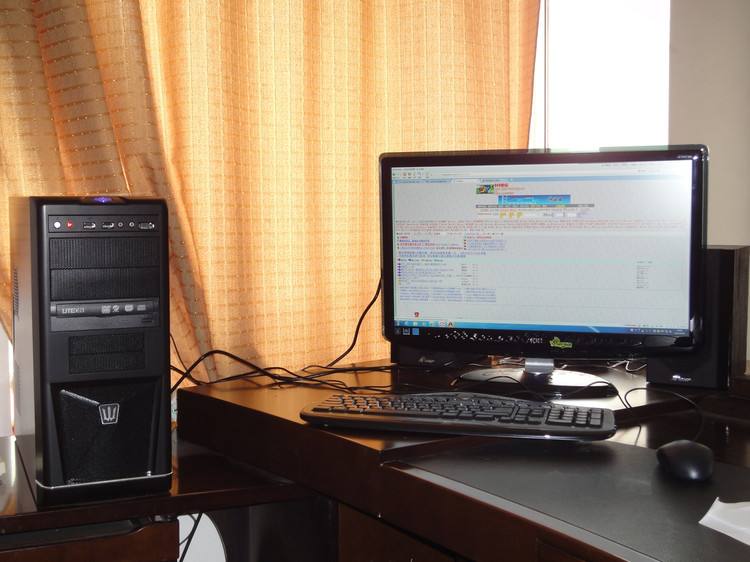 我不小心按了CTRL+一个字母（不知道是什么字母） 电脑桌面一下变大了 该怎么办（不能关机啊）