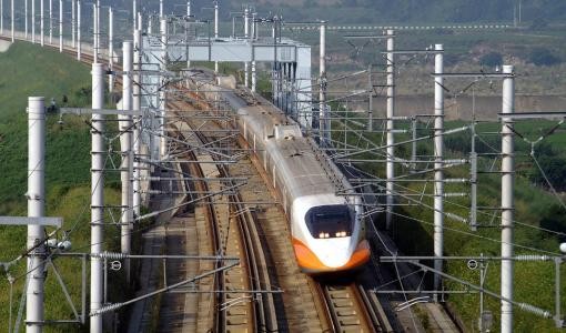 火车轨上面的电线是干什么用的