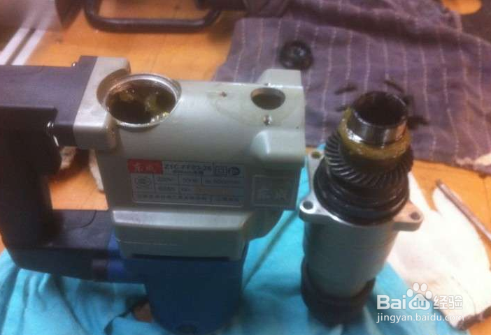 东成电锤怎么换把手