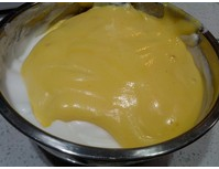 如何制作弹性十足分蛋海绵杯子蛋糕？