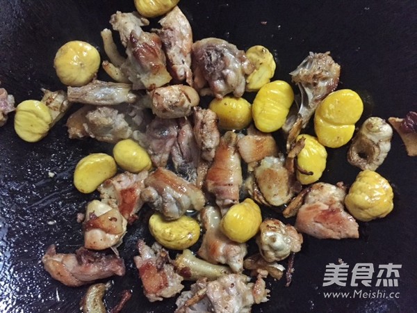 板栗焖鸡的做法