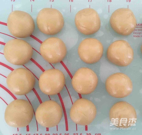 广式蛋黄莲蓉月饼