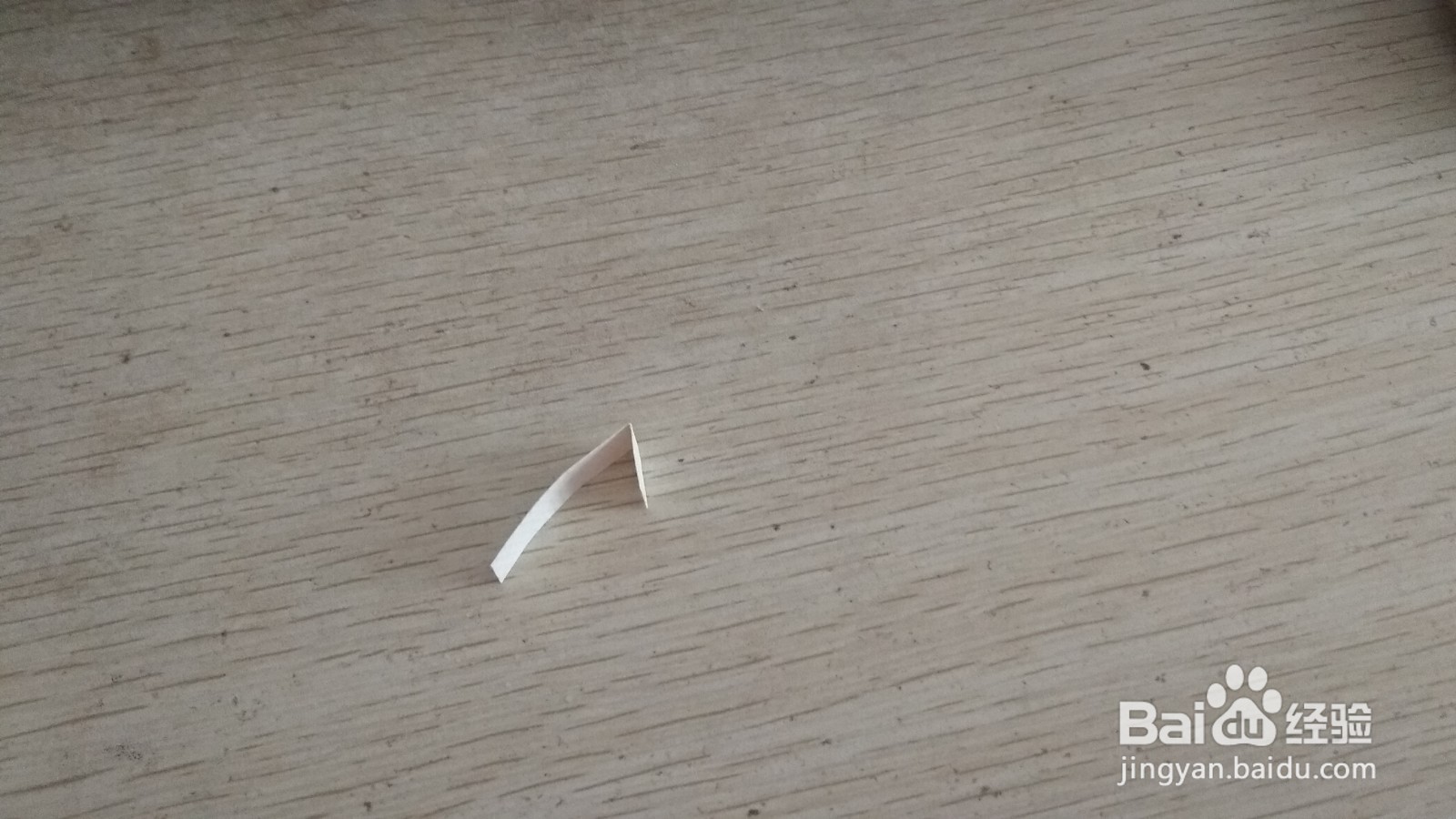 如何用两块小长方形水彩画纸做简易的手机支架
