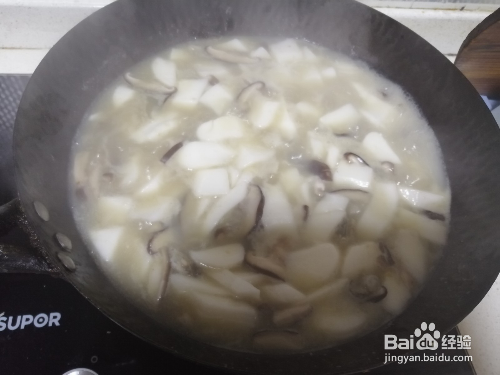 如何做出美味的白粿汤？香菇花蛤白粿汤的做法
