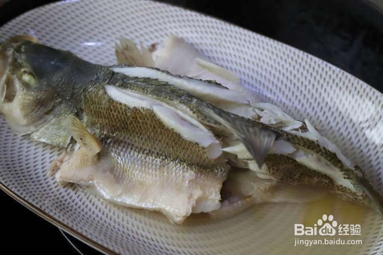美味的清香蒸鲈鱼