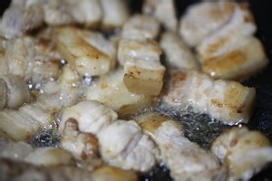 养生食补小野笋香菇焖肉的做法