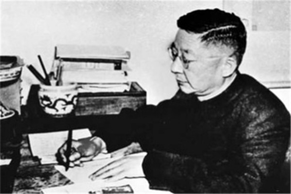 《草原》作者以什么为线索