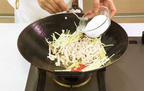 美味的韭黄香菇炒鸡丝