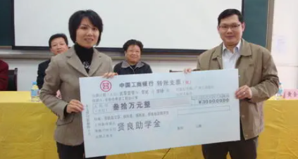 贫困学生助学金里面的家庭年总收入和平均年收入大概填多少