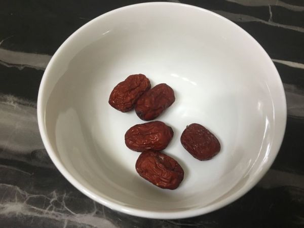 桃胶皂米红枣枸杞羹