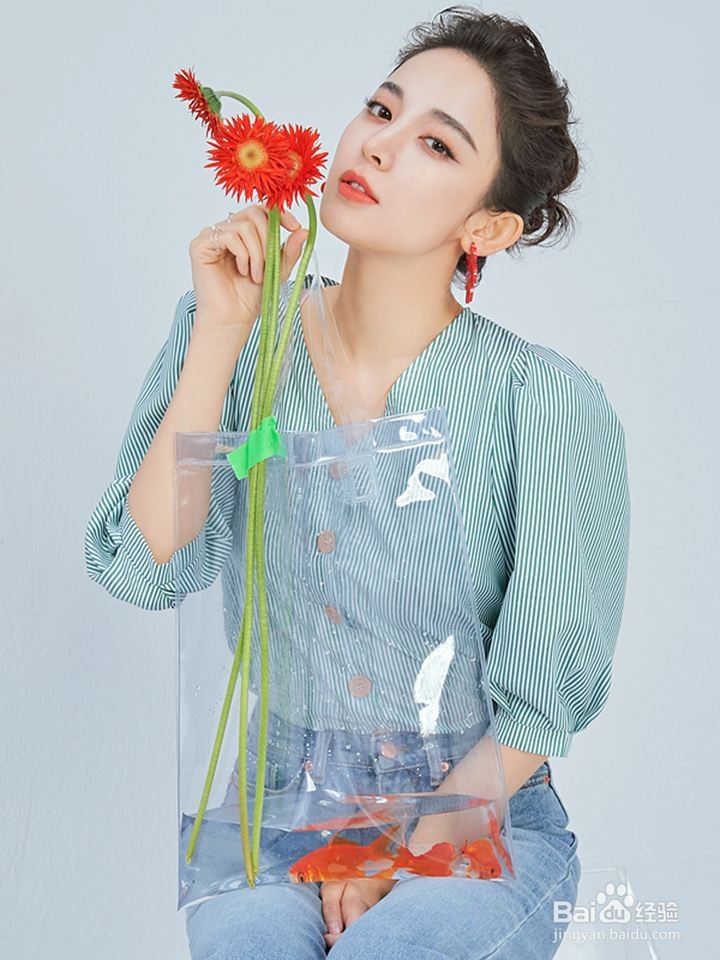 夏天，女生条纹泡泡袖上衣如何穿搭比较好看