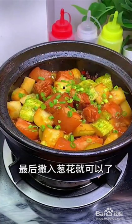 如何制作砂锅焖黄瓜五花肉