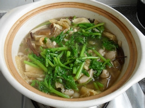 茼蒿怎么做好吃春季尝鲜，茼蒿菌菇汤
