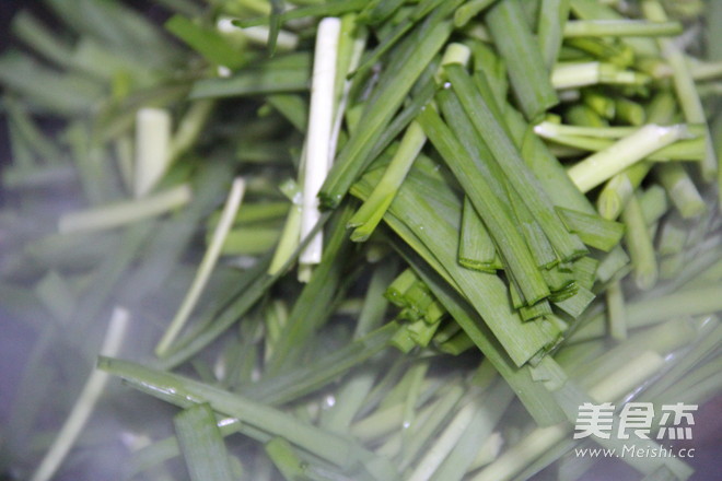 鱿鱼炒韭菜的做法