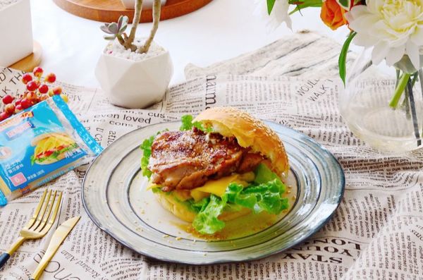 黑椒鸡腿肉芝士菠萝堡