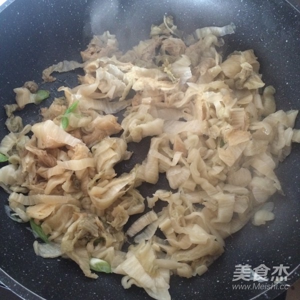 酸菜肉丸煲的做法