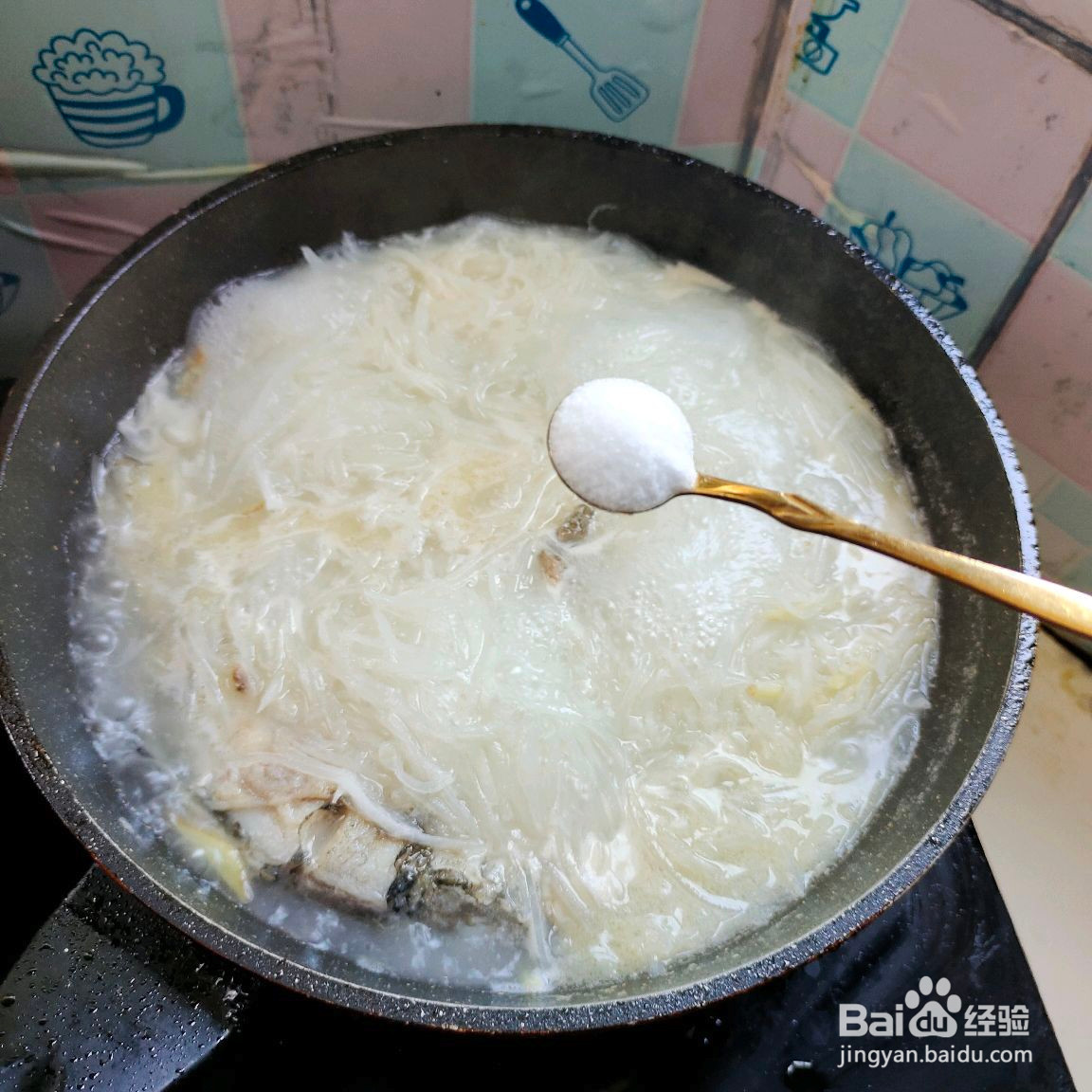 萝卜丝鲫鱼汤的做法