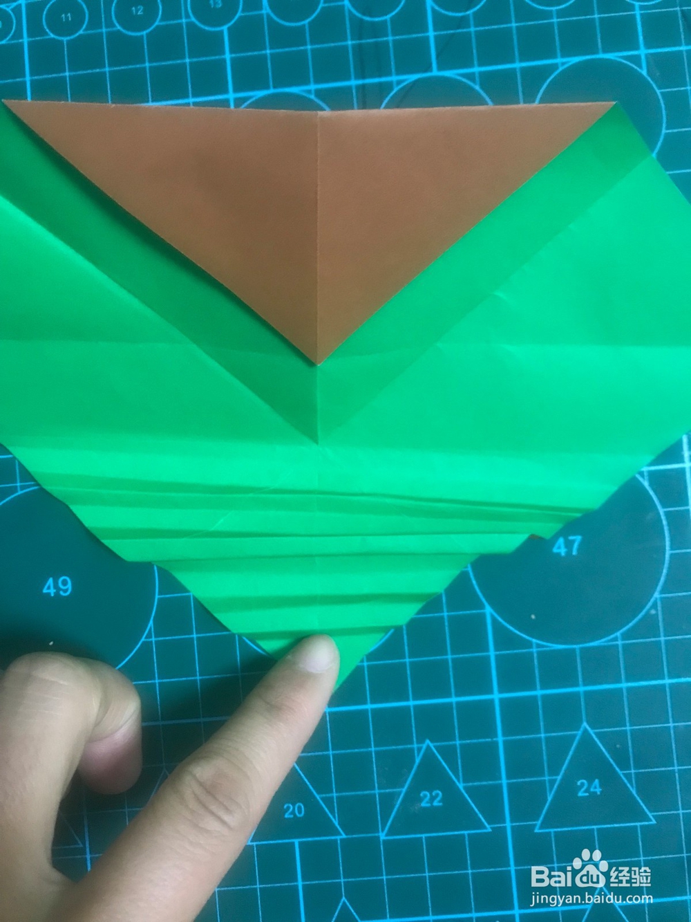 一个桃心上面带着叶子如何折?