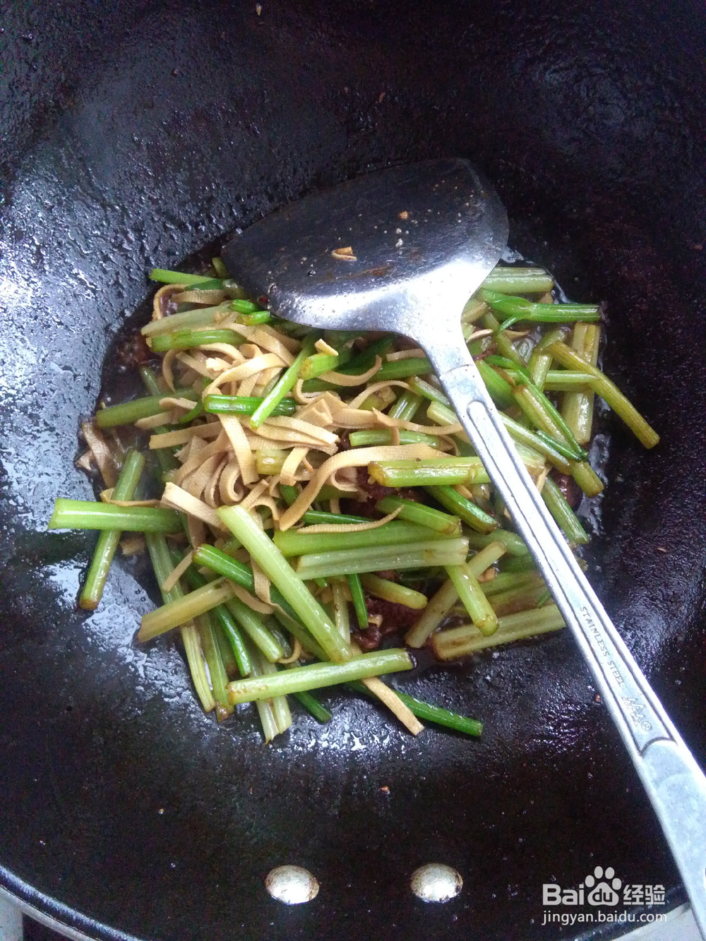 怎么样用炒好的瘦肉炒芹菜千张