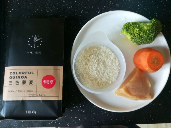 藜麦鸡肉蔬菜饭团