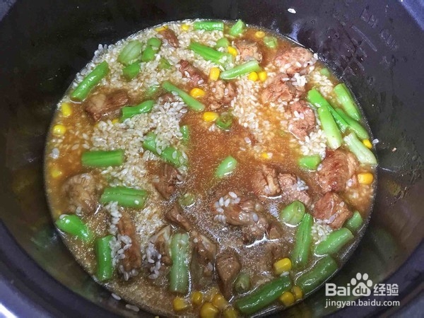 饭菜一锅出的豆角排骨焖饭