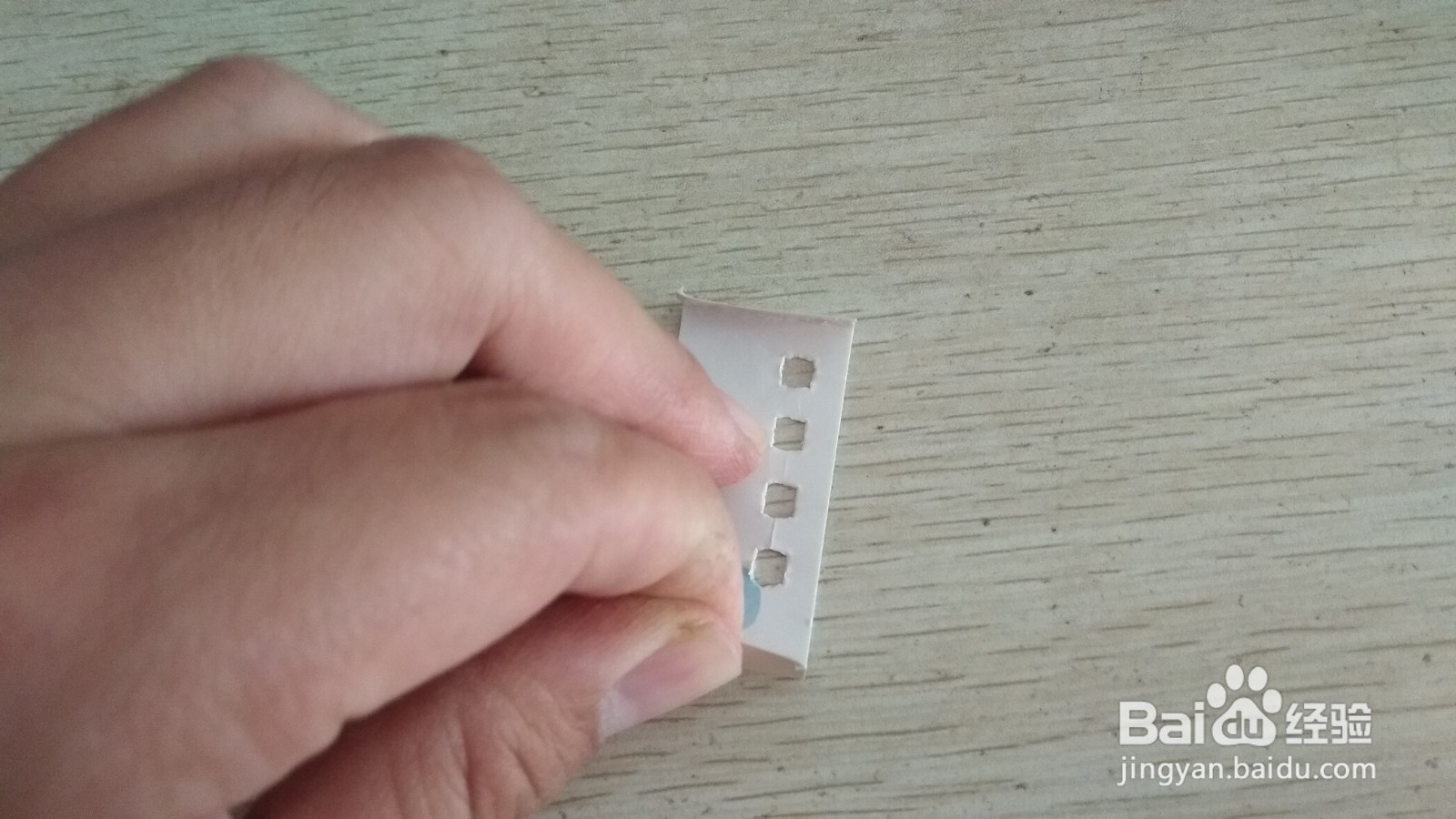 如何用带孔硬卡纸和中性笔芯做简易的中性笔支架