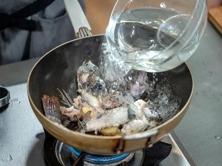 山珍海味乌鸡汤怎么做？